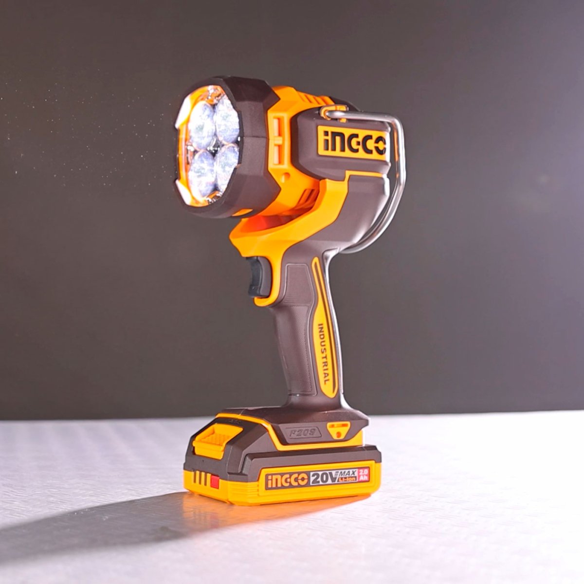 INGCO LAMPARA PORTATIL 20V LED 22.5W 3 MODOS 2500 LUMENS INCLUYE 2 BATERIAS 2.0AH Y CARGADOR UCWLI20887 - MARKEMSTORE - Linternas