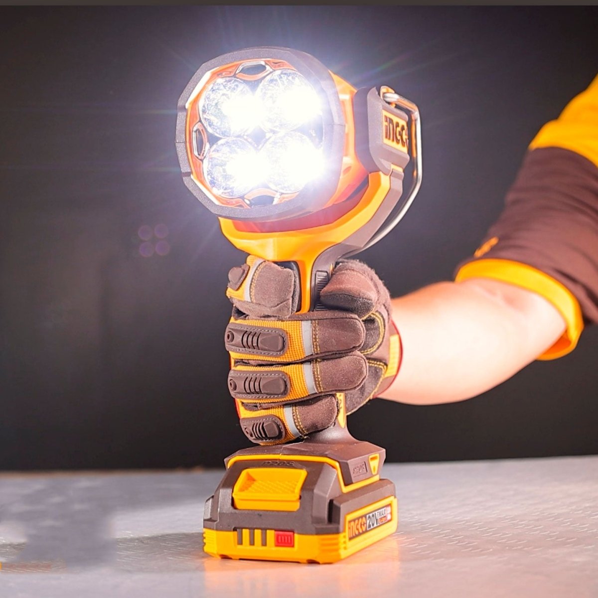 INGCO LAMPARA PORTATIL 20V LED 22.5W 3 MODOS 2500 LUMENS INCLUYE 2 BATERIAS 2.0AH Y CARGADOR UCWLI20887 - MARKEMSTORE - Linternas